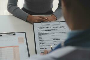 asiatique médecin femme a visité patient femme à diagnostic et vérifier en haut santé à Accueil ou privé hôpital. femelle patient Explique santé problème et symptômes à médecin .santé se soucier prime un service à Accueil photo