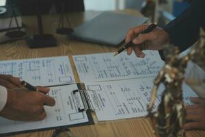 consultation et conférence d'avocats masculins et de femmes d'affaires professionnelles travaillant et discutant dans un cabinet d'avocats en fonction. notions de droit, marteau de juge avec balance de justice. photo