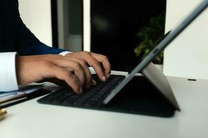 documents d'affaires, auditeur femme d'affaires vérifiant le document de recherche juridique préparer des documents ou un rapport pour analyse temps d'impôt, documents comptables données contrat partenaire traiter au bureau du lieu de travail photo