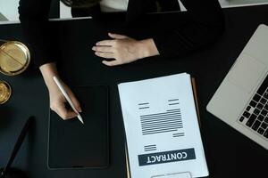 avocat masculin travaillant avec des documents contractuels et un marteau en bois sur table dans la salle d'audience. justice et droit, avocat, juge de la cour, concept. photo