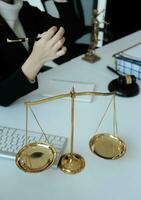 avocat masculin travaillant avec des documents contractuels et un marteau en bois sur table dans la salle d'audience. justice et droit, avocat, juge de la cour, concept. photo