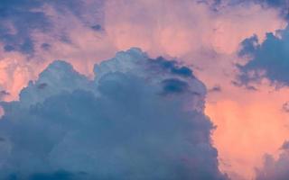temps orageux. ciel dramatique au coucher du soleil avec des nuages d'orage photo