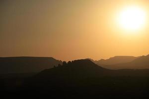 coucher de soleil coloré sur un paysage de montagne désertique photo