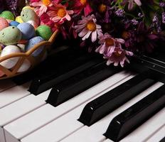 oeufs de pâques pascals et touches de piano et fleurs