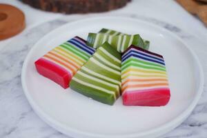 kue lapis ou ou arc en ciel gluant couche gâteau, indonésien traditionnel dessert photo