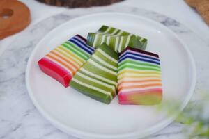 kue lapis ou ou arc en ciel gluant couche gâteau, indonésien traditionnel dessert photo