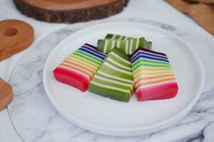 kue lapis ou ou arc en ciel gluant couche gâteau, indonésien traditionnel dessert photo