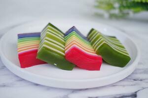 kue lapis ou ou arc en ciel gluant couche gâteau, indonésien traditionnel dessert photo