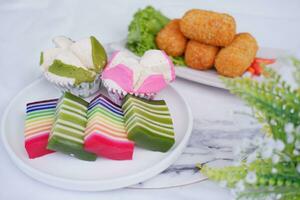 frit croquettes, éponge petit gâteau et arc en ciel gluant couche gâteau indonésien traditionnel dessert photo