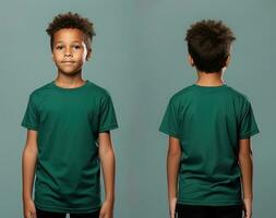 de face et retour vues de une peu garçon portant une vert T-shirt. ai généré photo