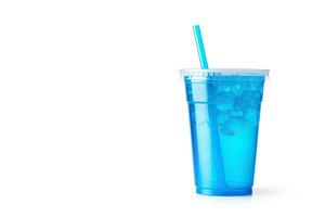 bleu boisson dans une Plastique tasse isolé sur une blanc Contexte. prendre une façon les boissons concept avec copie espace. ai généré photo