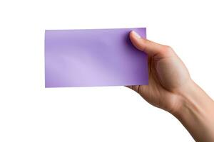 une Humain main en portant une Vide feuille de violet papier ou carte isolé sur une blanc Contexte. ai généré photo