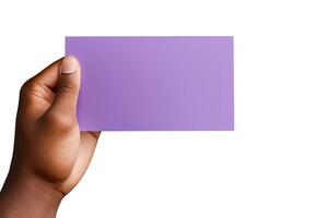 une Humain main en portant une Vide feuille de violet papier ou carte isolé sur une blanc Contexte. ai généré photo