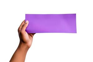 une Humain main en portant une Vide feuille de violet papier ou carte isolé sur une blanc Contexte. ai généré photo