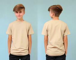 de face et retour vues de une peu garçon portant une beige T-shirt. ai généré photo