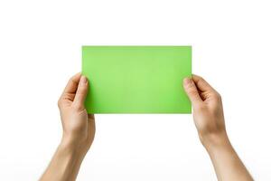 une Humain main en portant une Vide feuille de vert papier ou carte isolé sur une blanc Contexte. ai généré photo