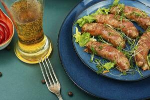 frit saucisses avec verre de Bière photo