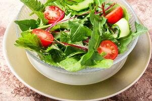 bol de salade avec légumes verts photo