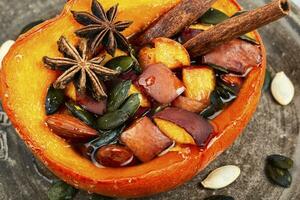 cuit moitié de citrouille avec des fruits et épices. photo