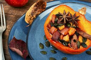 cuit moitié de citrouille avec des fruits et épices. photo