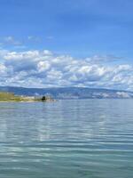 Lac Baïkal dans ensoleillé jour, Russie photo