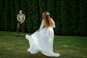 mariage marcher de le la mariée et jeune marié dans une conifère photo