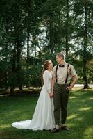 mariage marcher de le la mariée et jeune marié dans une conifère photo