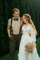 mariage marcher de le la mariée et jeune marié dans une conifère photo