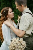 mariage marcher de le la mariée et jeune marié dans une conifère photo