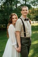 mariage marcher de le la mariée et jeune marié dans une conifère photo