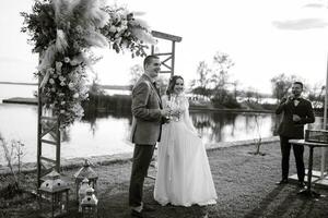 mariage la cérémonie de le jeunes mariés dans une pays chalet photo