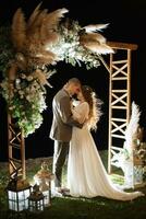 la mariée et jeune marié contre le toile de fond de un soir mariage cambre photo