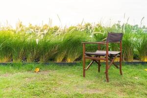 chaise vide sur l'herbe dans le parc - avec style de traitement sunflare photo