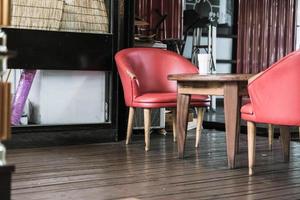 chaise et table rouges au café - filtre effet vintage photo