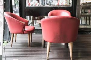 chaise et table rouges au café - filtre effet vintage photo