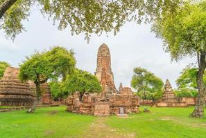 belle architecture ancienne historique d'ayutthaya en thaïlande - boostez le style de traitement des couleurs photo