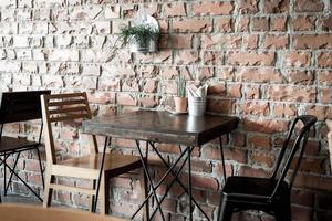 Chaise en bois vide au restaurant - filtre effet vintage photo