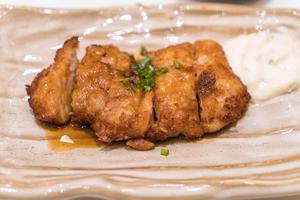 poulet frit avec sauce teriyaki - cuisine japonaise photo