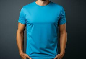 portrait de Beau Jeune homme dans bleu T-shirt permanent en plein air ai généré photo