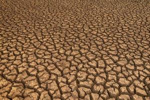 la terre avec un sol sec et couvert d'herbe le réchauffement climatique photo