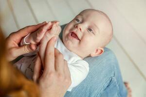 nouveau née enfant mensonges sur mère tour photo