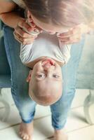 Jeune mère en portant sa nouveau née enfant photo