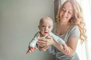 Jeune mère en portant sa nouveau née enfant photo