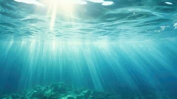 été temps en dessous de mer. océan dans nettoyer et clair l'eau avec rayon de lumière du soleil photo