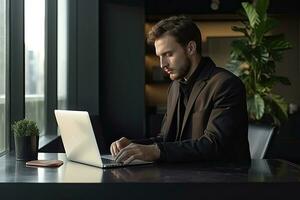 homme d'affaire dans noir costume fonctionnement, dactylographie sur portable ordinateur, surfant le l'Internet sur table à café , génératif ai photo