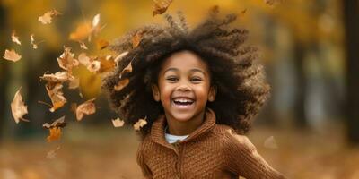 content Jeune africain américain fille en jouant dans le tomber feuilles avec espace pour fond pour texte photo