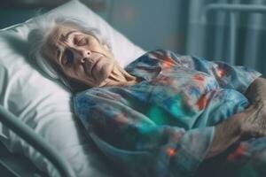 vieux ans femme patient en train de dormir sur lit dans hôpital salle. santé se soucier ,génératif ai. photo