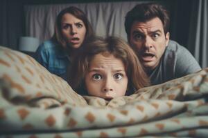 famille en train de regarder une horreur film chambre à maison, générative ai. photo