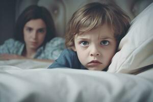 famille en train de regarder une horreur film chambre à maison, générative ai. photo