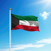 agitant drapeau de Koweit sur mât avec ciel Contexte. photo